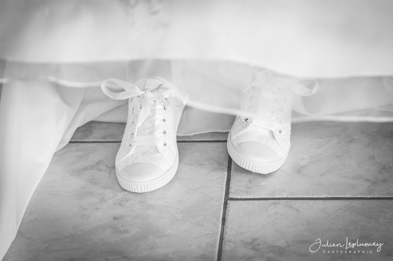 Gros plan sur les chaussures de la mariée