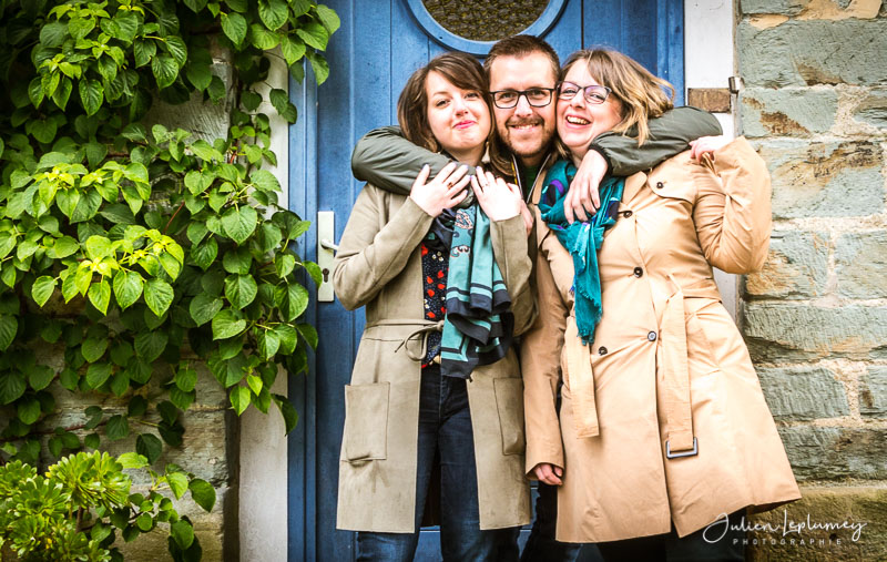 Seance photo famille au parc Emmanuel Liais à Cherbourg en normandie, devant une porte bleue