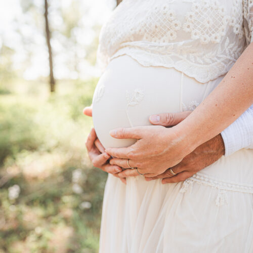 gros plan sur le ventre d'une femme enceinte, lors d'une séance photo
