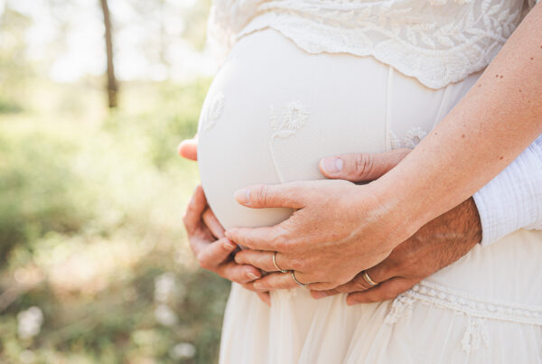 gros plan sur le ventre d'une femme enceinte, lors d'une séance photo