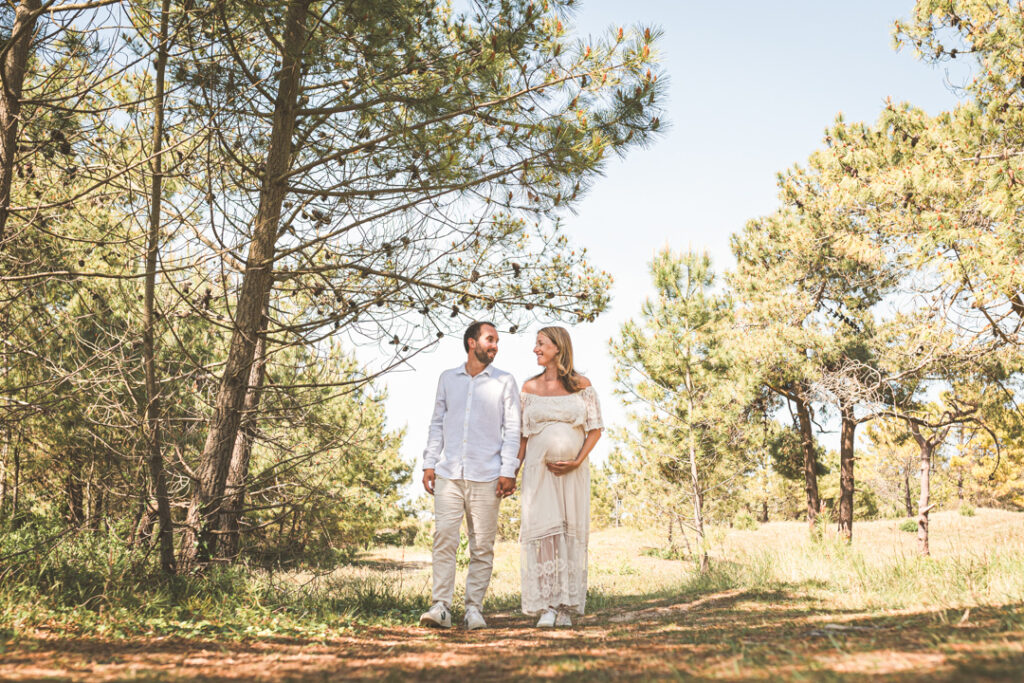 Photographe grossesse Cotentin – moment de complicité dans les dunes