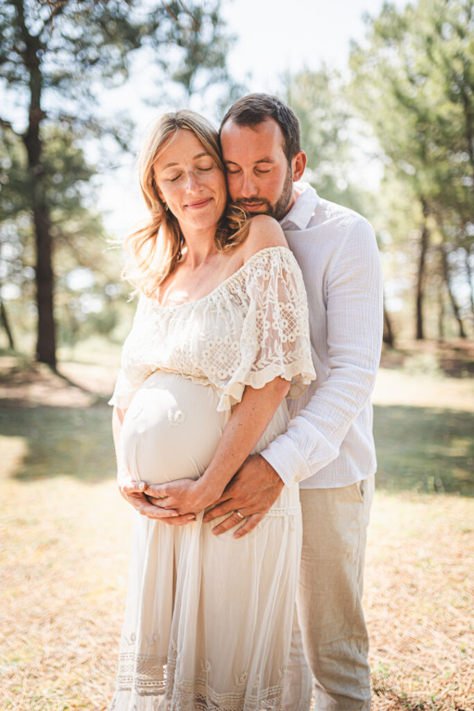 Photographe grossesse Cotentin – moment de complicité dans les dunes