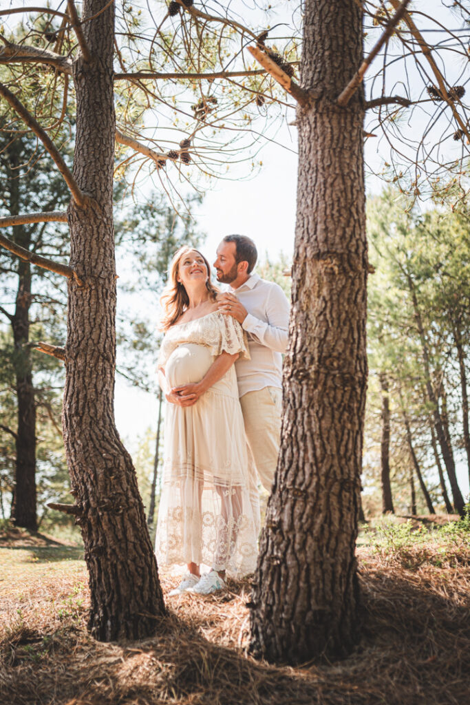 Photographe grossesse Cotentin – moment de complicité dans les dunes