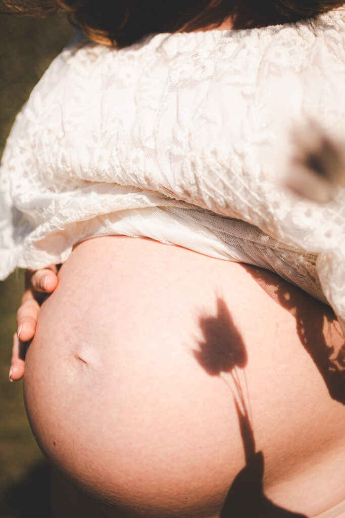 Séance en plein air à Biville – future maman en fin de grossesse